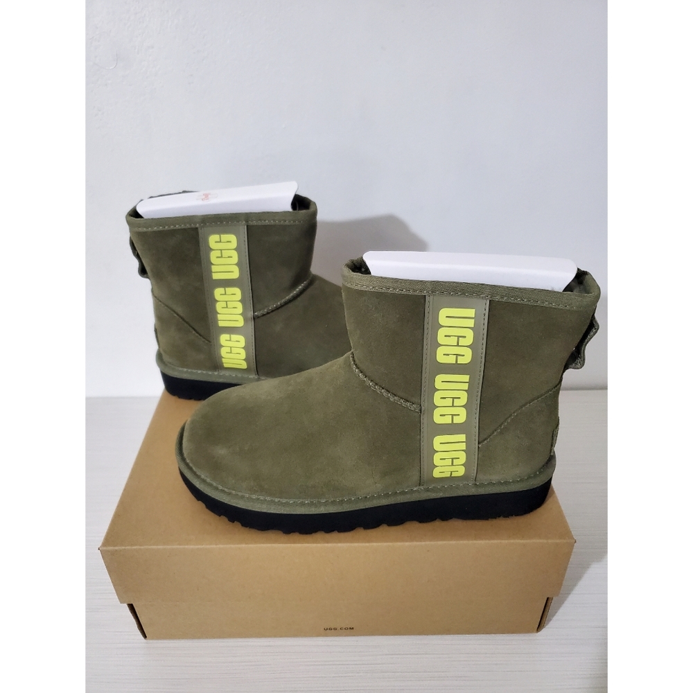 ❗️SOLD❗️Do not buy❗️UGG Australia Classic Mini Logo Sheepskin Boots - Picture 1 of 14